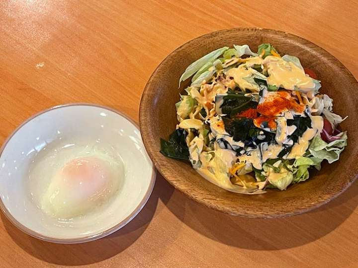 ▲「わかめのサラダ」と「トッピング半熟卵」