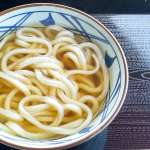 ▲シンプルなかけうどんにプラスするものは……？