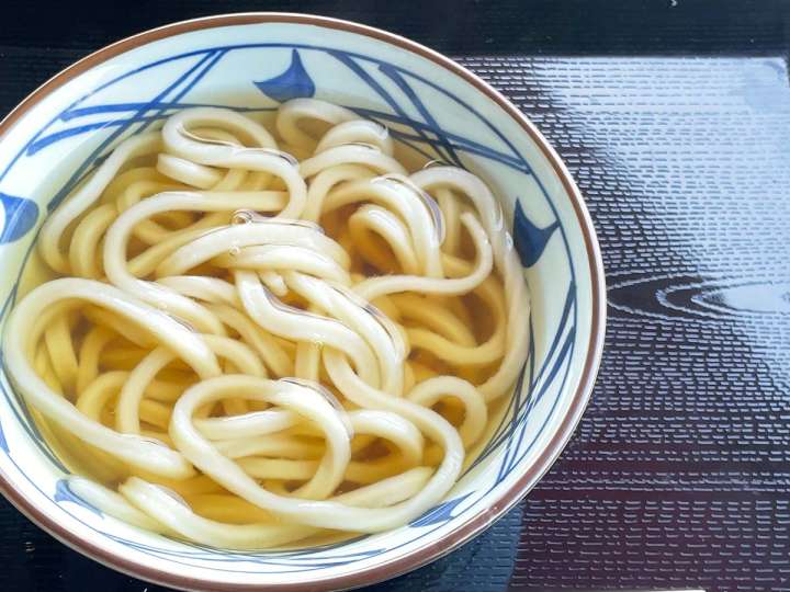 ▲シンプルなかけうどんにプラスするものは……？