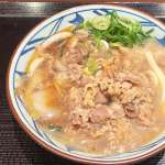 ▲「焼きたて肉うどん」。実は脂質が多いので要注意