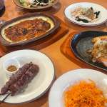 ▲蒸し鶏やラム肉とにんじんサラダなど、小皿で布陣を固めるのも◎