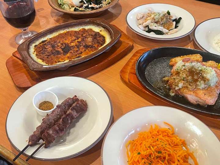 ▲蒸し鶏やラム肉とにんじんサラダなど、小皿で布陣を固めるのも◎