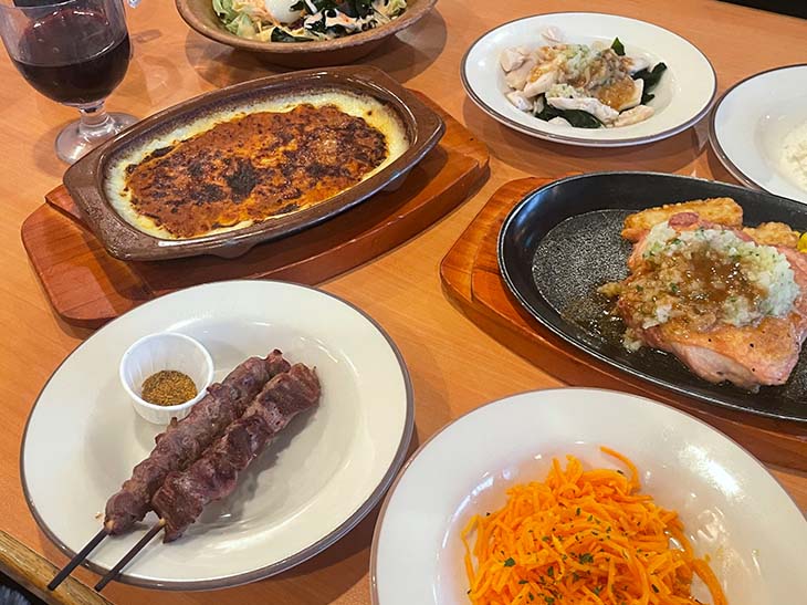 ▲蒸し鶏やラム肉とにんじんサラダなど、小皿で布陣を固めるのも◎