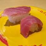 ▲しゃりだけが通常サイズの半量になったミニしゃり（手前）