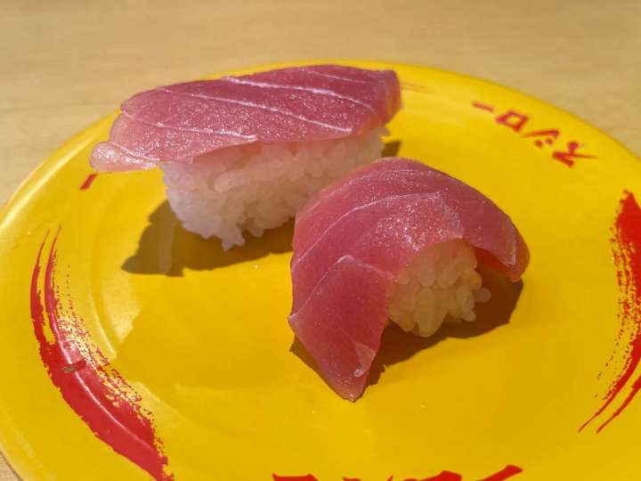 ▲しゃりだけが通常サイズの半量になったミニしゃり（手前）