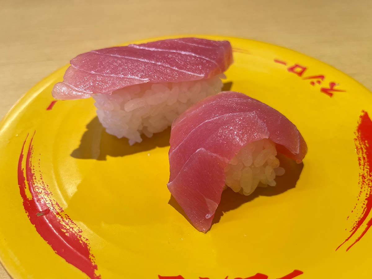 ▲しゃりだけが通常サイズの半量になったミニしゃり（手前）