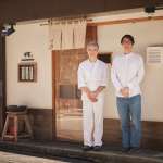 ▲店主・甲賀宏さんと一緒に