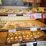 ▲100種を超える多種多様なパンが並ぶ店内