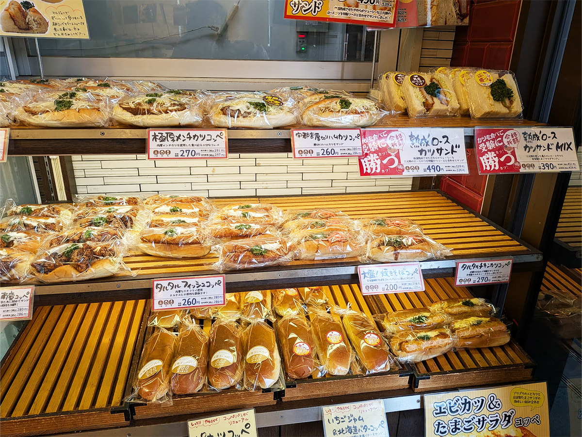 ▲100種を超える多種多様なパンが並ぶ店内