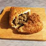 ▲「コク旨マルジューカレーパン」253円（税込・持ち帰り価格）