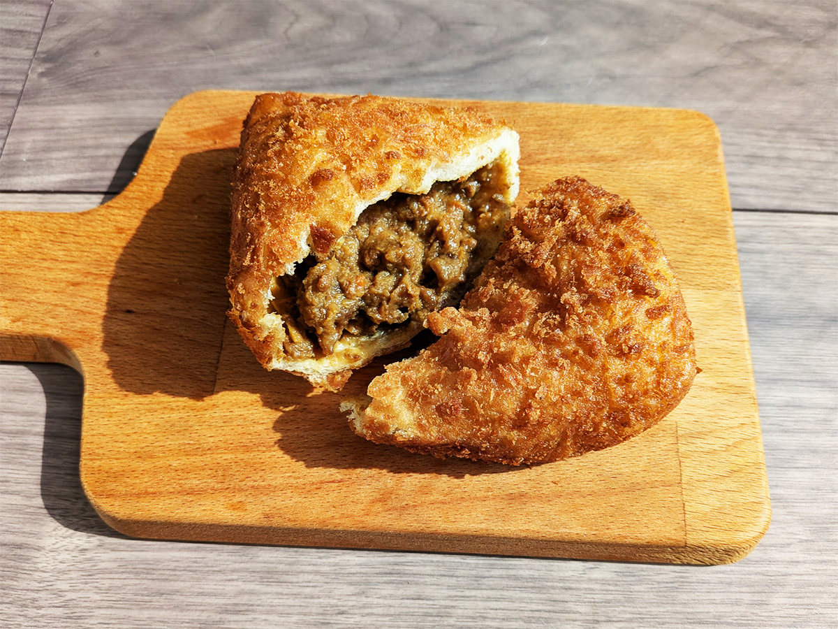▲「コク旨マルジューカレーパン」253円（税込・持ち帰り価格）