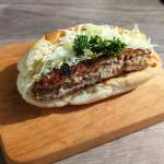 ▲国産100％の贅沢。生パン粉が奏でるサクじゅわ感。「極厚メンチカツコッペ」291円（税込み・持ち帰り価格）