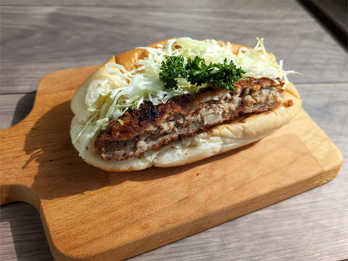 ▲国産100％の贅沢。生パン粉が奏でるサクじゅわ感。「極厚メンチカツコッペ」291円（税込み・持ち帰り価格）