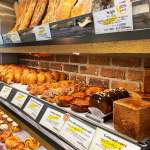 ▲焼きたての香りが漂う棚には、クロワッサンをはじめ日常に寄り添うパンがずらり