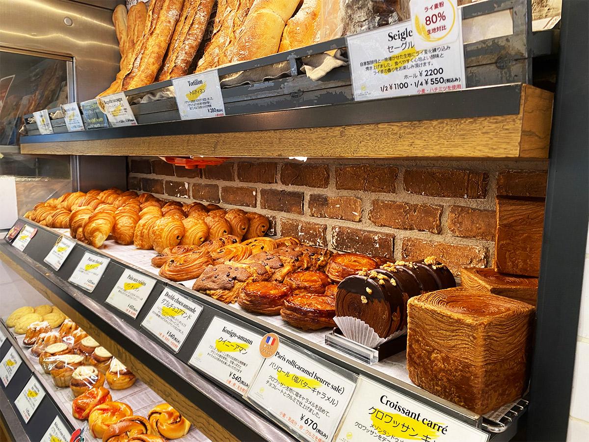 ▲焼きたての香りが漂う棚には、クロワッサンをはじめ日常に寄り添うパンがずらり