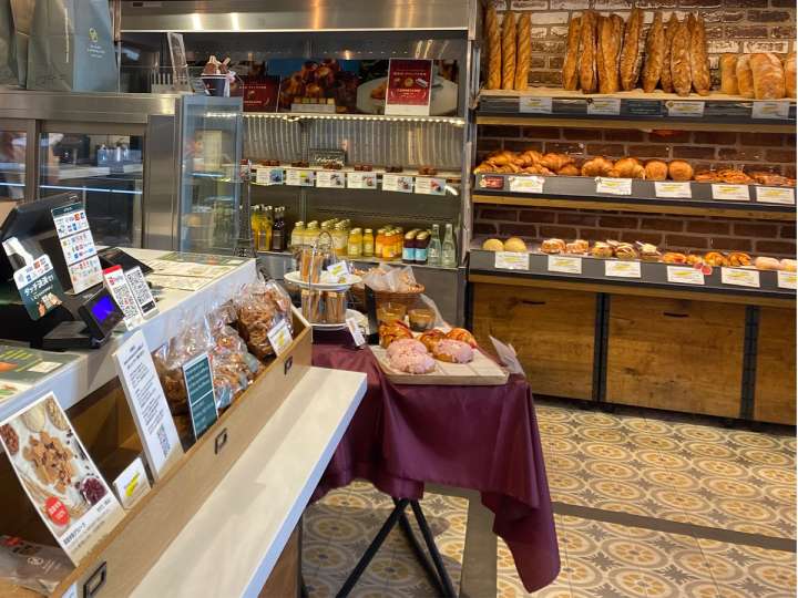 ▲フランスの技術と多様な感性が息づく、麻布台店の温かな店内風景