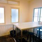 ▲外階段を上がった先にある店舗。白木を基調としたコンパクトでアットホームな店内