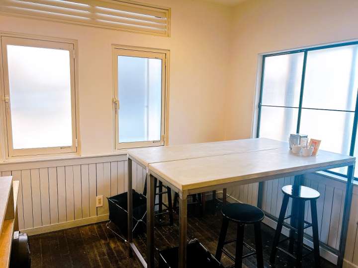 ▲外階段を上がった先にある店舗。白木を基調としたコンパクトでアットホームな店内