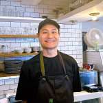 ▲卵LOVERで気さくな店主の佐渡友さん