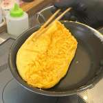 ▲高速でかき混ぜながらとろとろの卵をまとめあげる、流れるような手捌きはまるで芸術