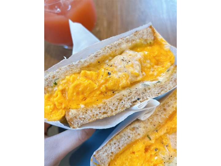 ▲「オムレツサンド 2種のチーズのツナメルト」テイクアウト1,668円、イートイン2,143円（ドリンク付き）