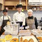 ▲中央が店主の小山さん、両側はご両親