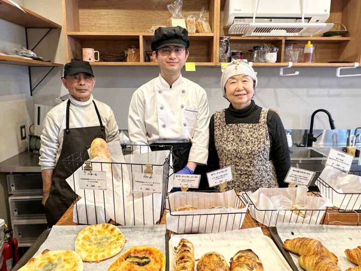 ▲中央が店主の小山さん、両側はご両親