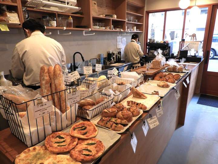 ▲店内に並ぶ数々のパン達と午後の店内風景