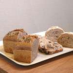 ▲左は「ロッゲンミッシュ（キャラウェイ）」。カボチャ、プレーンなど3種類がある。中央は「木の実のサワードゥ」、右が「サワードゥ・プレーン」