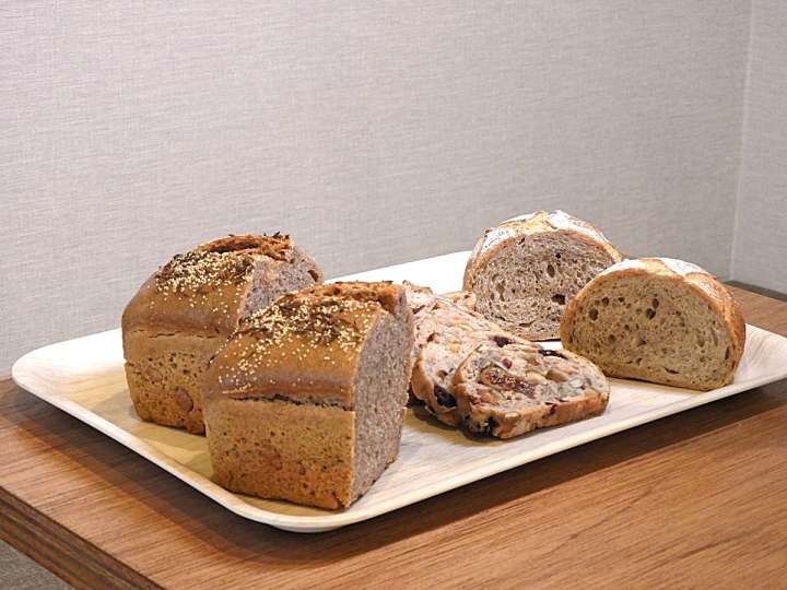 ▲左は「ロッゲンミッシュ（キャラウェイ）」。カボチャ、プレーンなど3種類がある。中央は「木の実のサワードゥ」、右が「サワードゥ・プレーン」