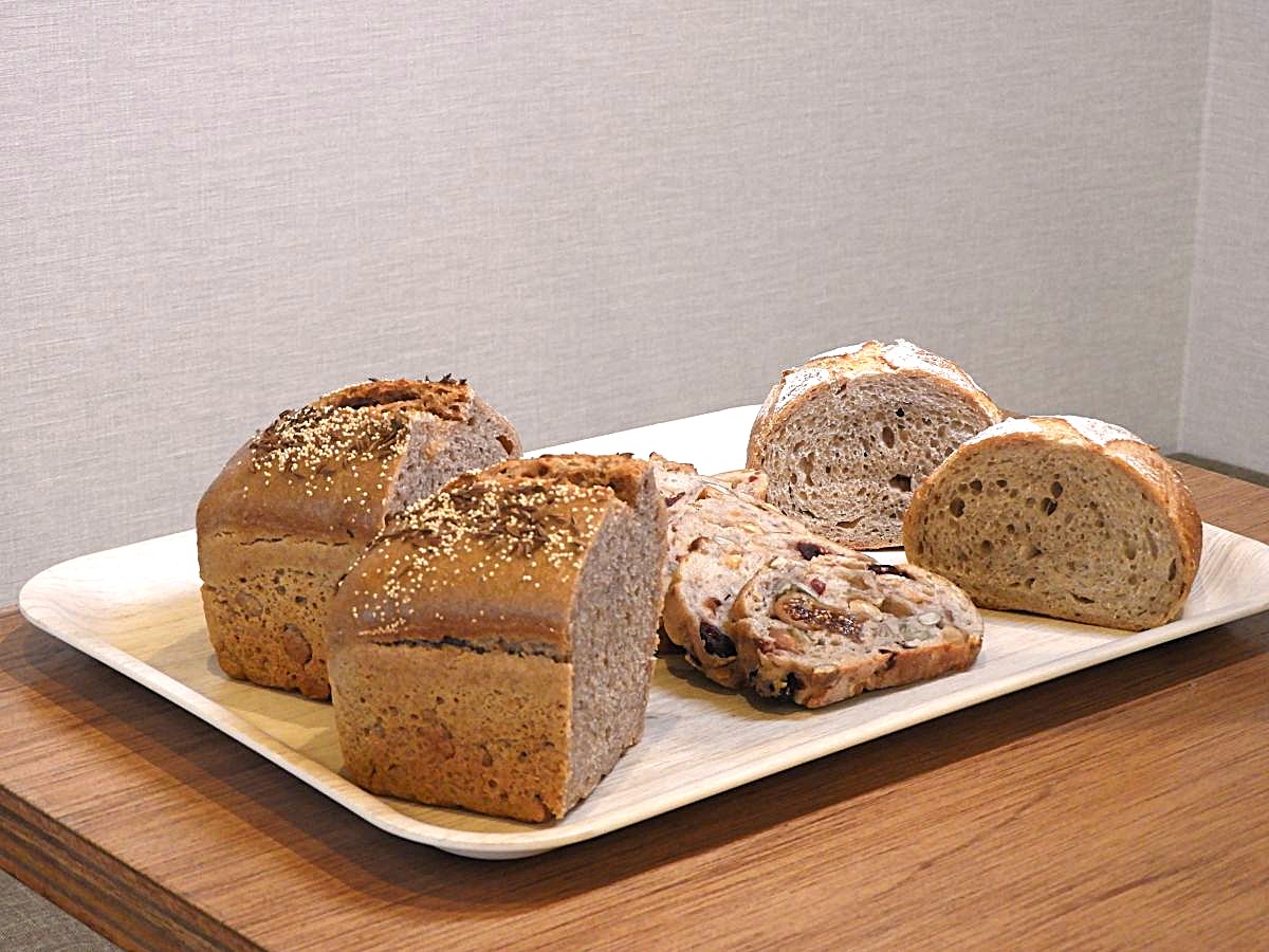 ▲左は「ロッゲンミッシュ（キャラウェイ）」。カボチャ、プレーンなど3種類がある。中央は「木の実のサワードゥ」、右が「サワードゥ・プレーン」