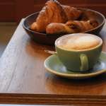 ▲焼き立てクロワッサンに香り高いカフェラテ