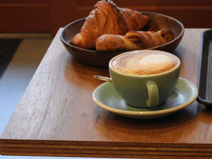 ▲焼き立てクロワッサンに香り高いカフェラテ