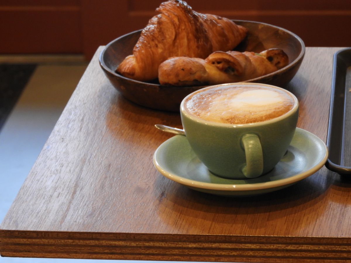 ▲焼き立てクロワッサンに香り高いカフェラテ