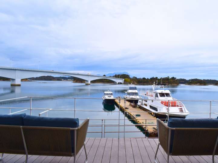 ▲天草を結ぶ3号橋のすぐ近く、海に面したリゾラテラス