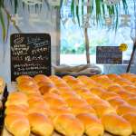 ▲バターの香りが満ち、焼きたての「塩パン」が並ぶ