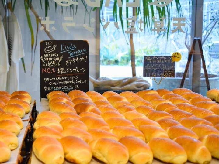 ▲バターの香りが満ち、焼きたての「塩パン」が並ぶ