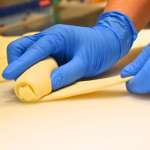 ▲開業以来変わらず、職人が一つずつ手作業で作り上げる