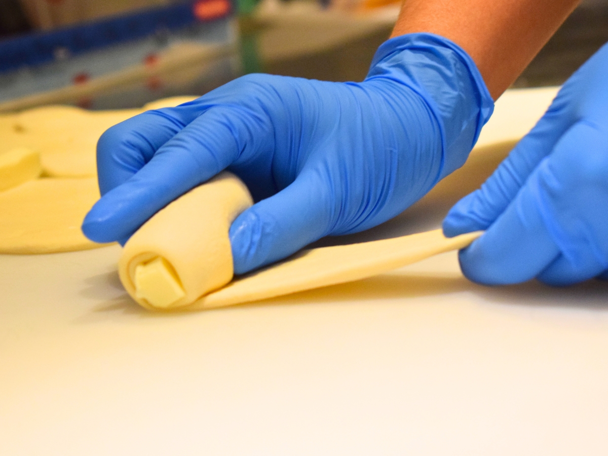 ▲開業以来変わらず、職人が一つずつ手作業で作り上げる