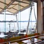 ▲施設内のレストランでは、海を眺めながら塩パンを楽しめる