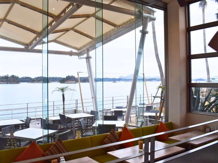 ▲施設内のレストランでは、海を眺めながら塩パンを楽しめる