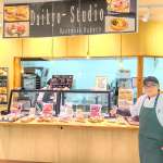 ▲今回お話を伺った商品企画部長の秋吉さん。イチオシはBLTホットサンド。惣菜の技術とパンの完成度、その両立を体現する一品