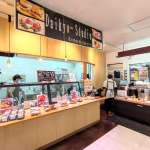 ▲惣菜コーナーのすぐ横に構える対面式工房。スーパーの一角から生まれる本格パンという意外性も魅力