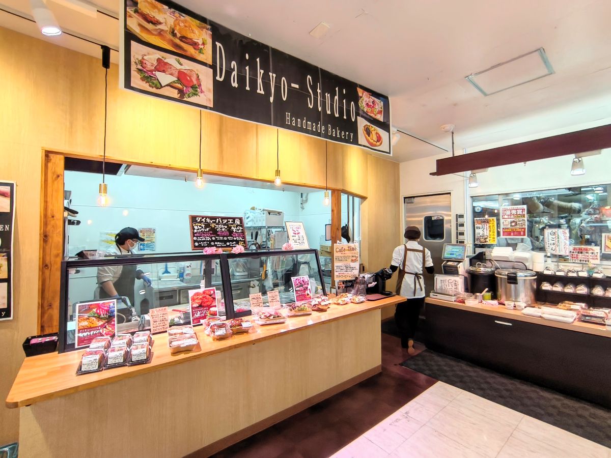 ▲惣菜コーナーのすぐ横に構える対面式工房。スーパーの一角から生まれる本格パンという意外性も魅力