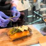 ▲売り場越しに調理風景が見えるライブ感も魅力。現場の声が届く距離感が、商品づくりに生きている