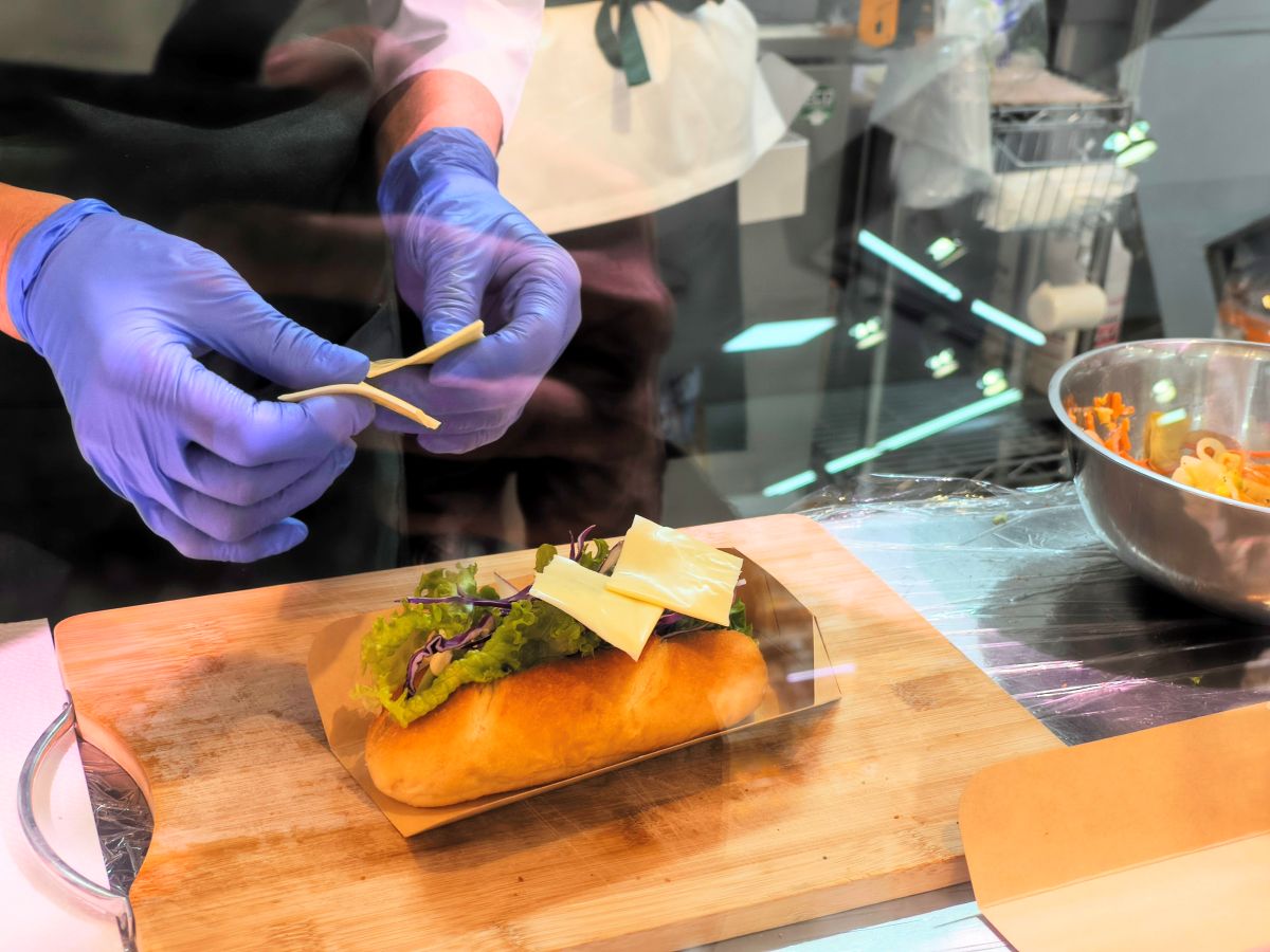 ▲売り場越しに調理風景が見えるライブ感も魅力。現場の声が届く距離感が、商品づくりに生きている