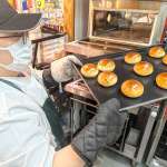 ▲生地の成形から焼き上げまで店内で完結。惣菜部門の一角で毎日焼き上げる、ライブ感のあるパンづくり