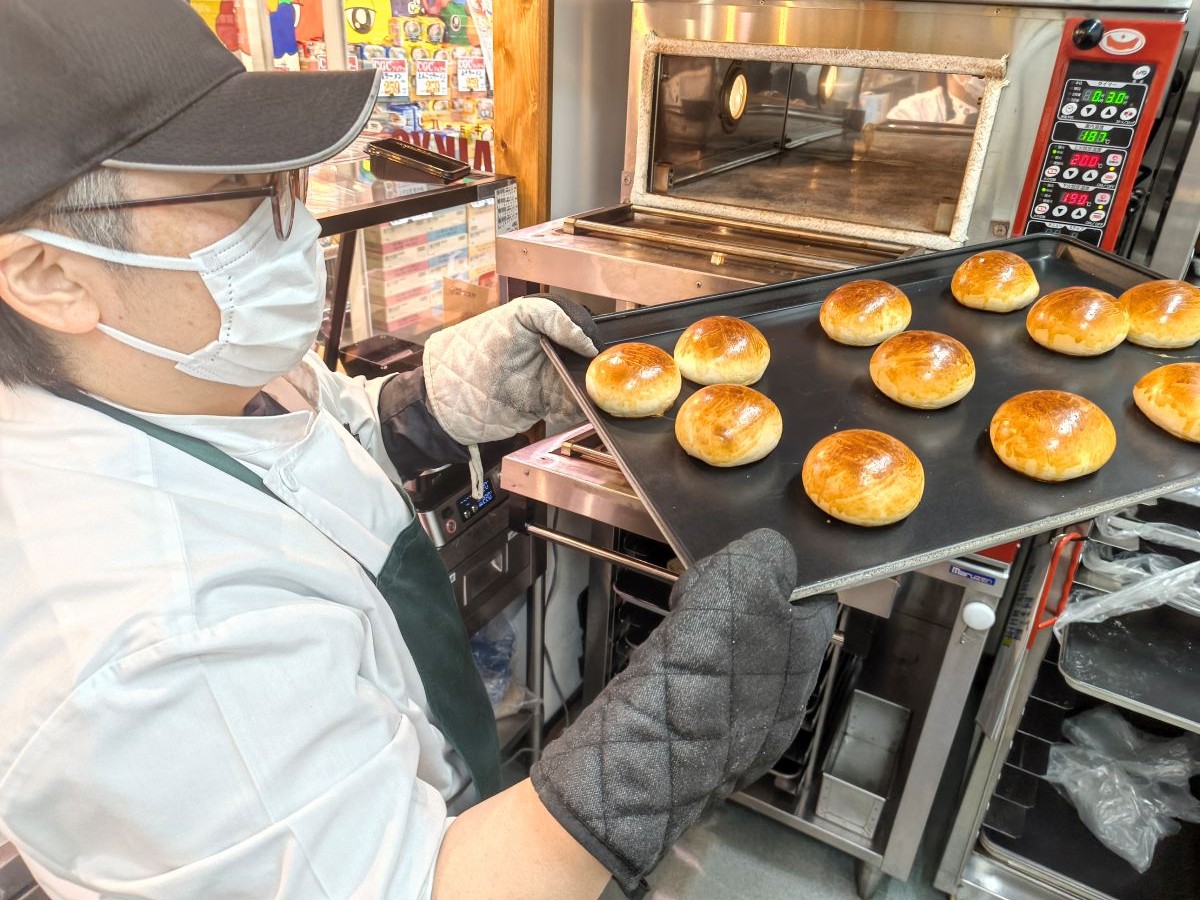 ▲生地の成形から焼き上げまで店内で完結。惣菜部門の一角で毎日焼き上げる、ライブ感のあるパンづくり