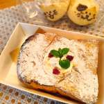 ▲ハニートースト(土日限定・税込486円)厚切り食パンにバターとはちみつをたっぷり染み込ませて焼き上げ。外サクッと中しみしみの贅沢仕立て