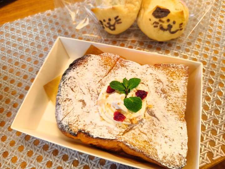 ▲ハニートースト（土日限定・税込486円）厚切り食パンにバターとはちみつをたっぷり染み込ませて焼き上げ。外サクッと中しみしみの贅沢仕立て